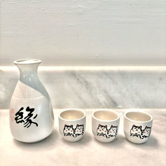 Lucky Cat Japanese 1 Tokkuri Bottle and 3 Ochoko Cups  Ceramic Sake Set Cream OS - Picture 1 of 5